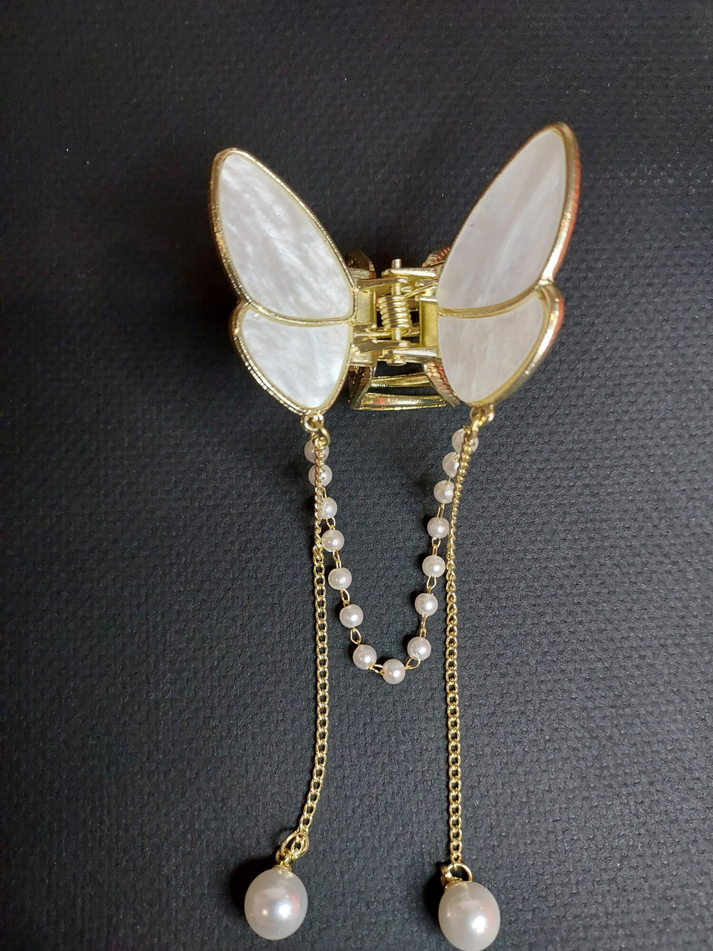 Перламутровый краб-бабочка для волос с  кисточками. Цвет белый