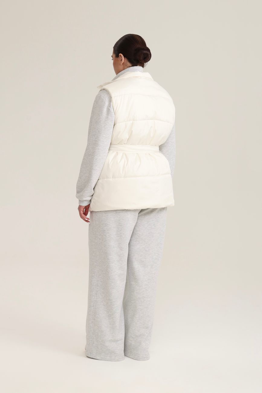 Жилет утепленный с поясом, молочный