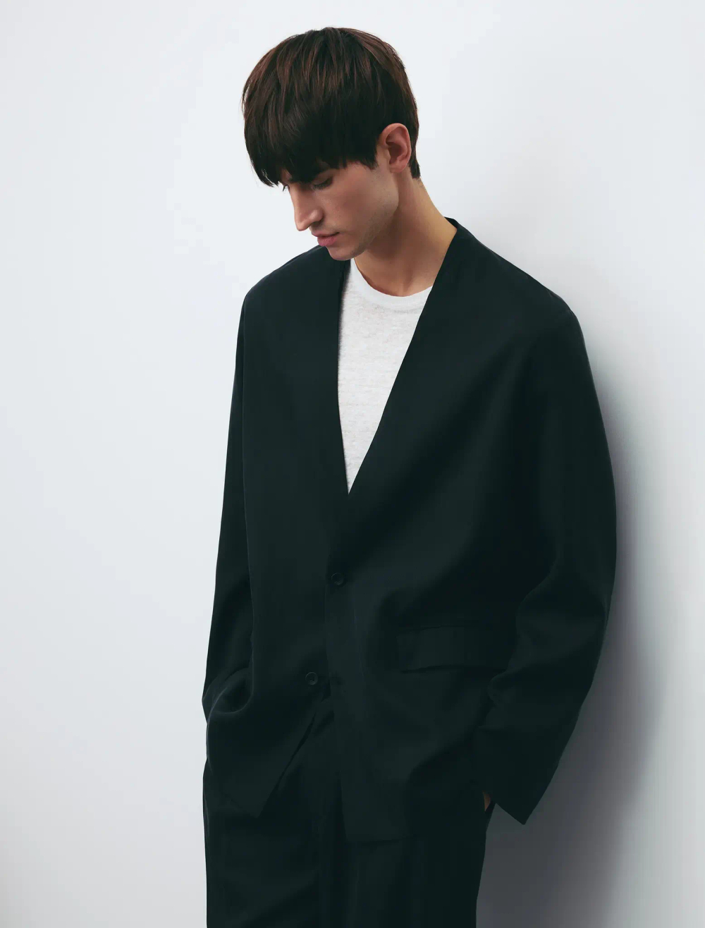 Однобортный костюм без ворота