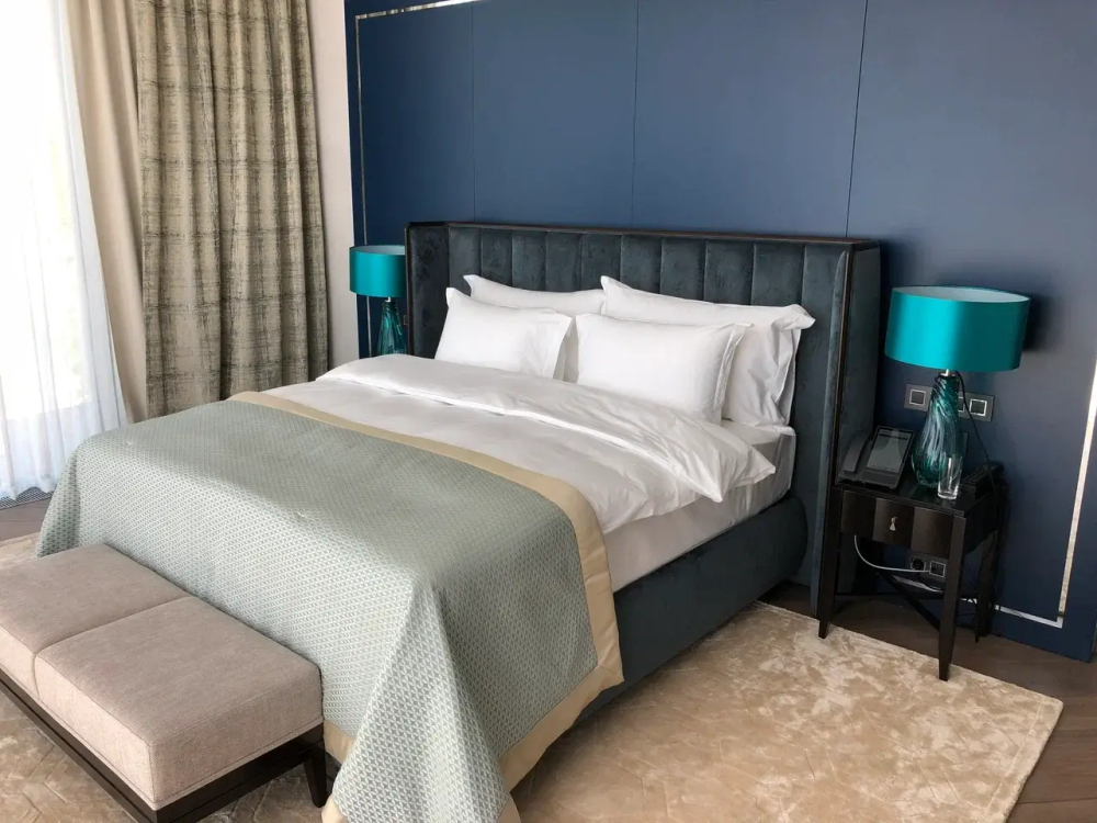 Двухместная кровать с прикроватными тумбочками