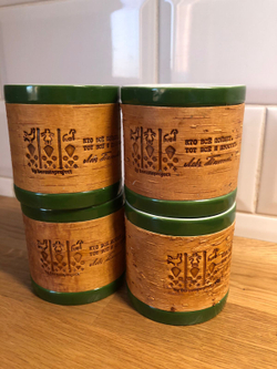 Кружка малая фарфоровая без ручки c берестой и с цитатами Толстого. Tolstoy forever.