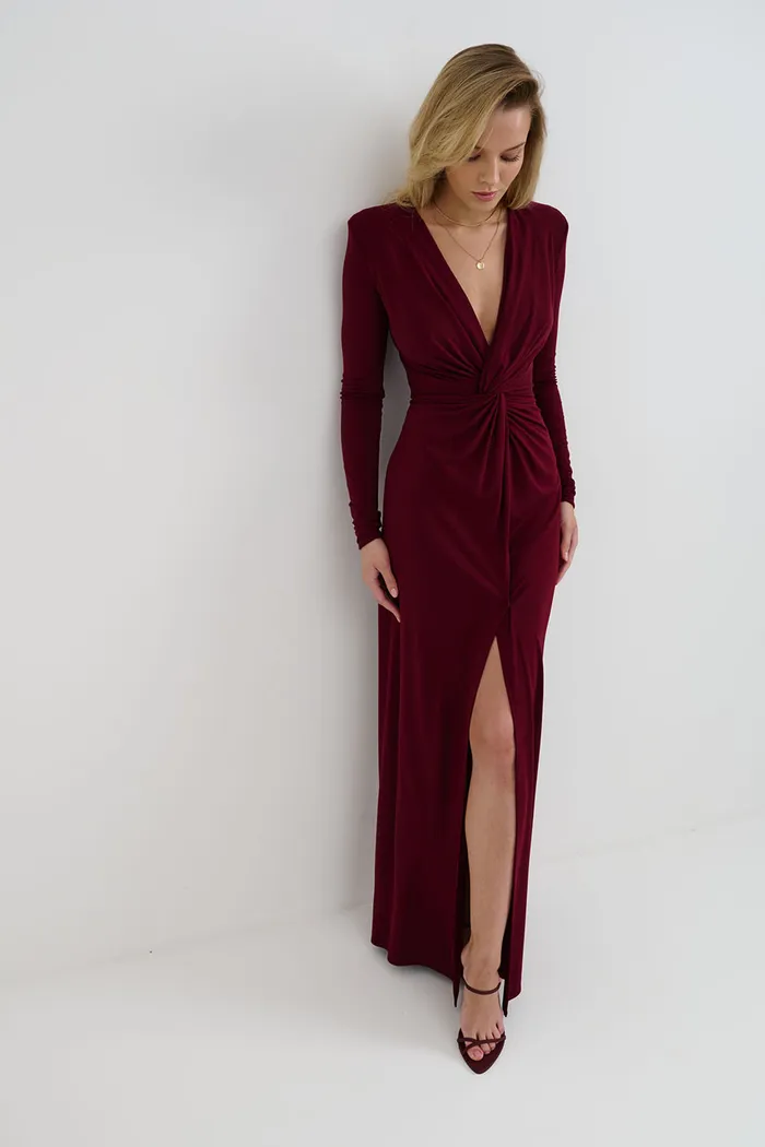 Платье с перекрутом и подплечниками цвета бордо