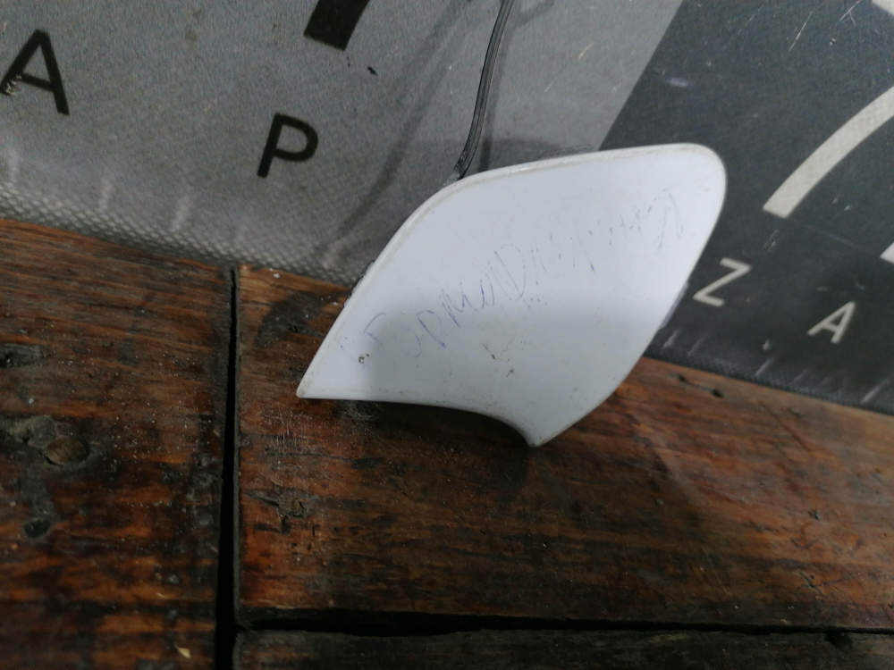 Заглушка буксировочного крюка Ford Focus 3 14-19 Б/У Оригинал 1879568