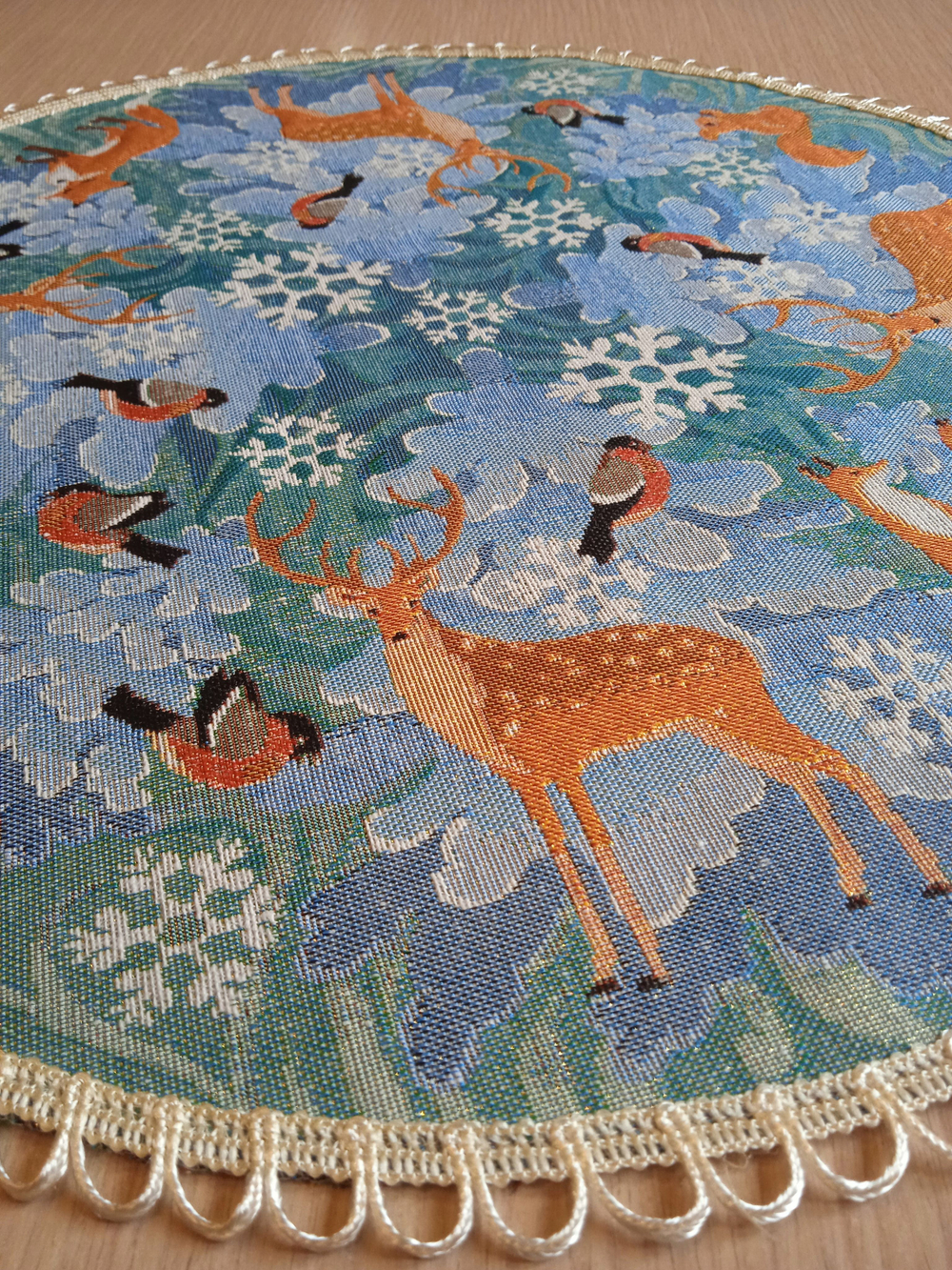 Декоративная гобеленовая салфетка Зимний хоровод D 49 см