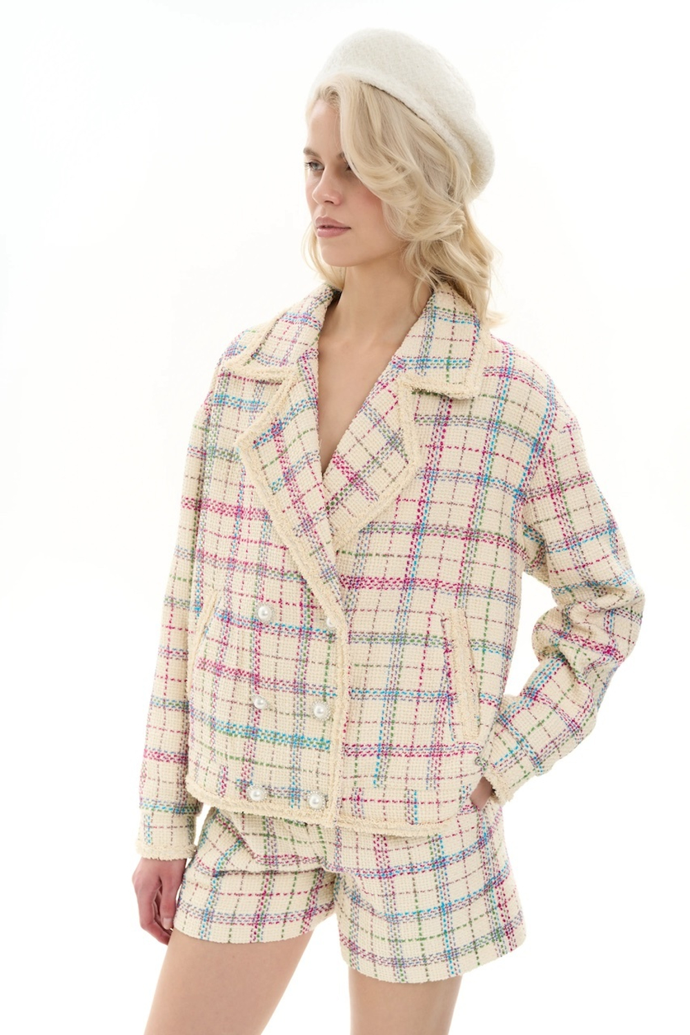 Шорты-бермуды с накладными карманами