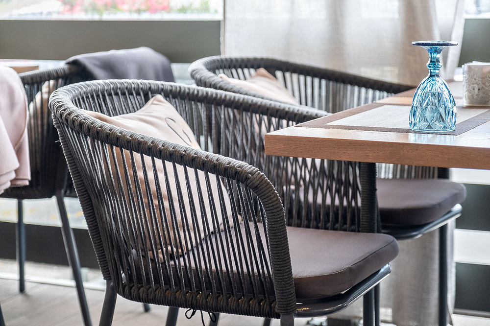 "Марсель" стул плетеный из роупа, каркас алюминий темно-серый (RAL7024) муар, роуп темно-серый круглый, ткань темно-серая 027