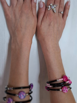 Нежный жемчужный браслет со стеклянным тюльпаном