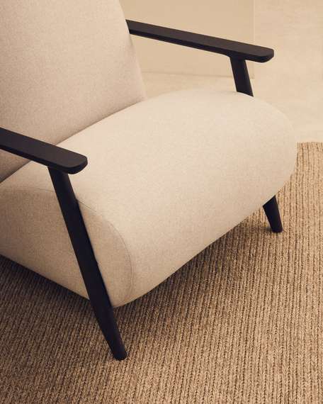 Кресло Meghan из жемчужного шенилла с массивом бука в отделке венге