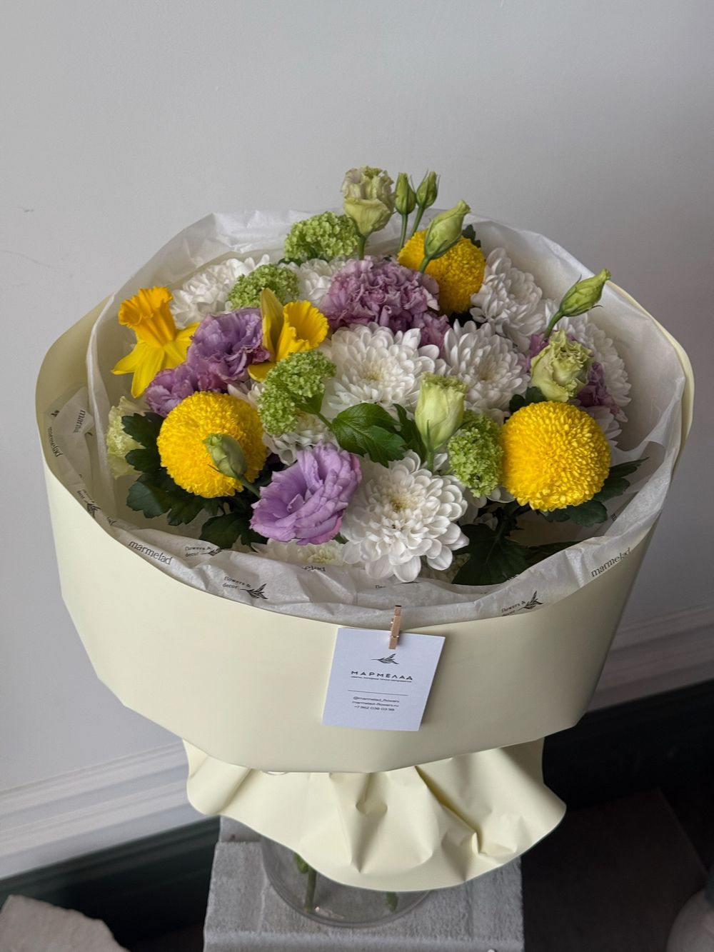 Букет из хризантемы, нарциссов, вибурнума и лизиантуса