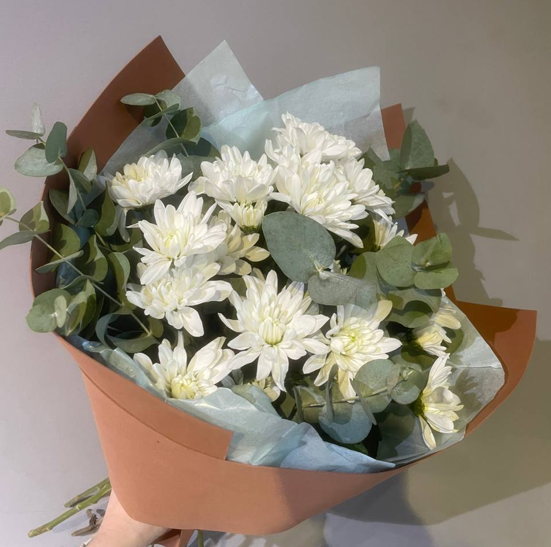 Букет из кустовой хризантемы с эвкалиптом (5 шт)