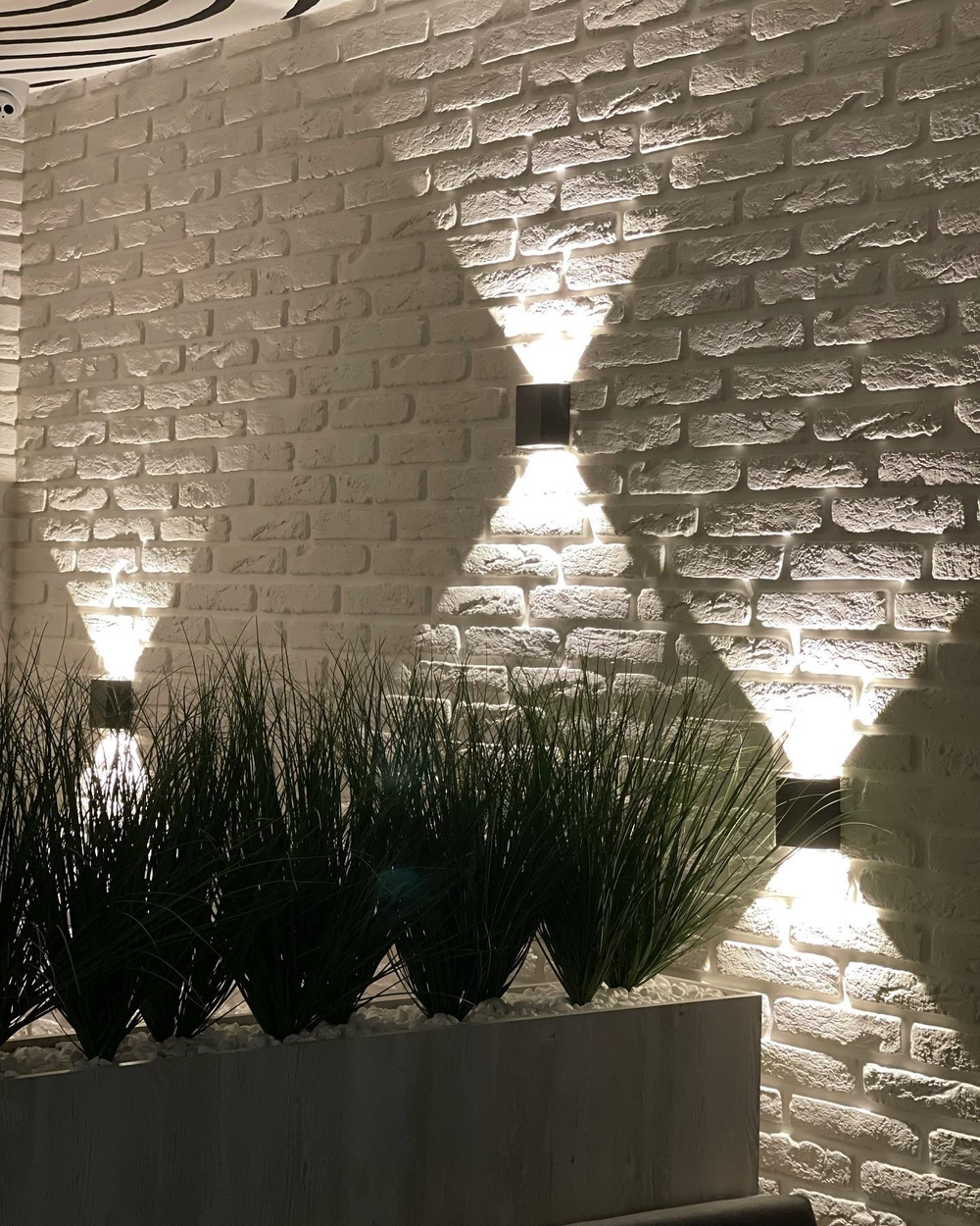 Озеленение девайдеров искусственными осоками для зонирования пространства ресторана