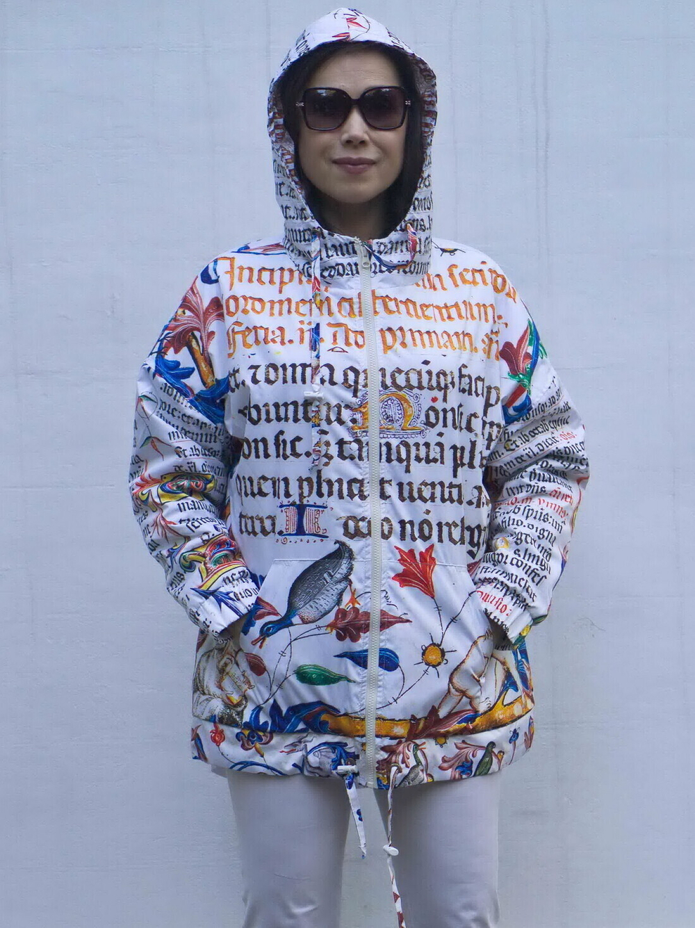 Куртка-ветровка "Манускрипт", по мотивам средневековых буквиц и иллюстраций из Бревиария короля Мартина Арагонского