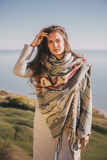 Шерстяной палантин с этно орнаментом