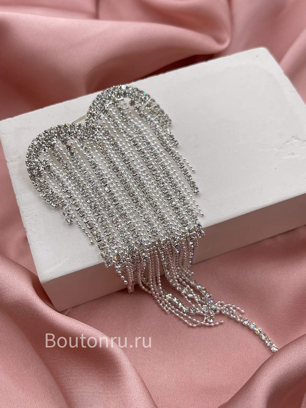 Брошь в форме сердечка с монилью и стразовой бахромой