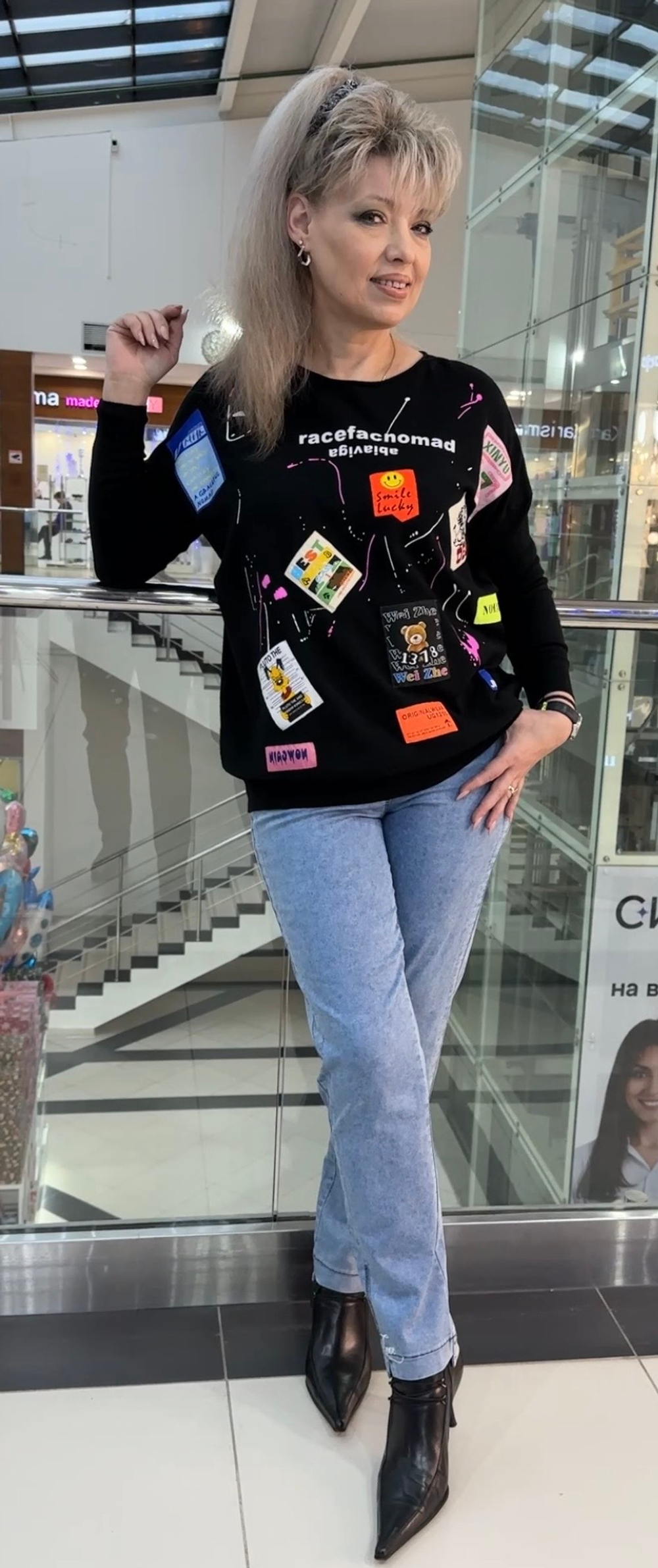 Черный джемпер с ярким принтом по лицевой стороне