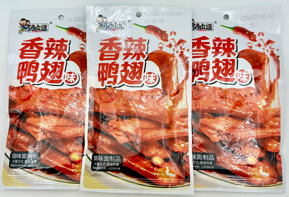 Снеки мучные QIAOPIDUO Playful spicy duck wings со вкусом утиных крылышек 22г*30шт (14бл) Китай