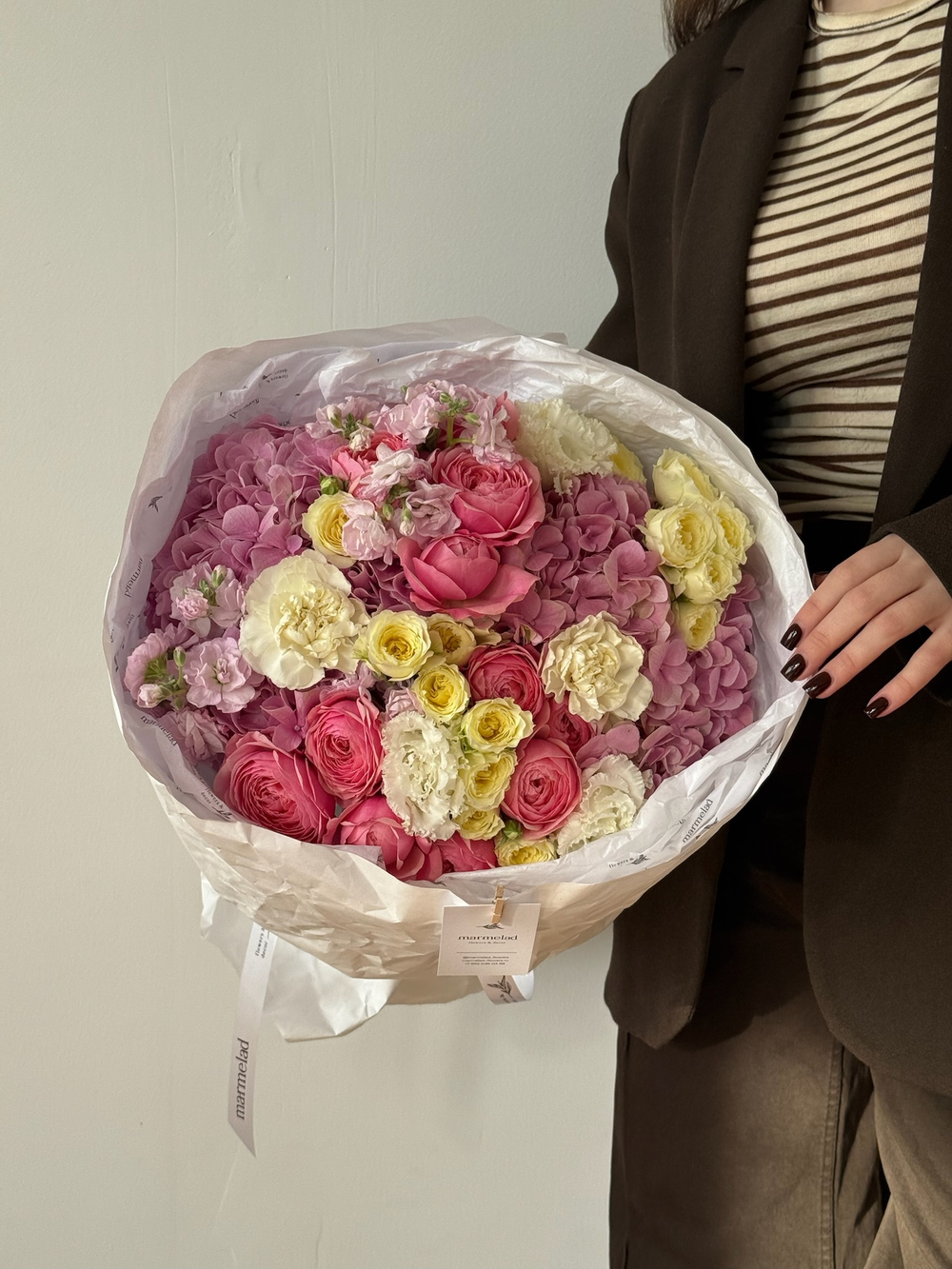 Букет из кустовых пионовивидных роз, лизиантуса, маттиолы, гортензии и диантусов