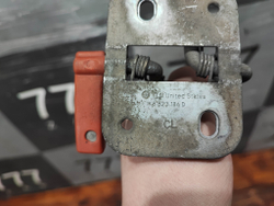 Крюк замка капота Volkswagen Passat B8  Б/У Оригинал 1K8823186D