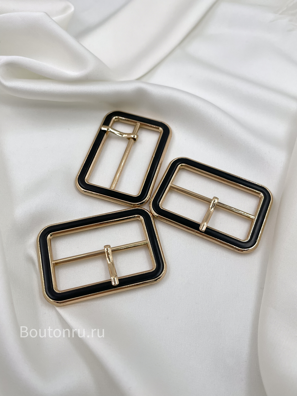 Пряжка золотая с черной вставкой