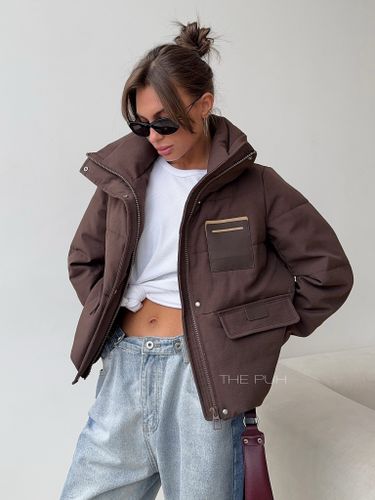 Короткая куртка шоколадного цвета с высоким воротником