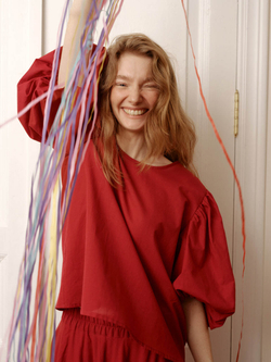 Блузка с рукавами-фонариками и капелькой на спине из вишневого батиста