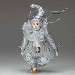 серебристый