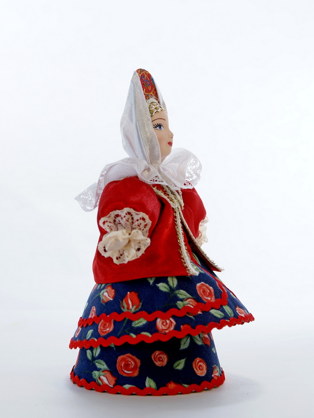 Кукла фарфоровая Костромичка в праздничной одежде