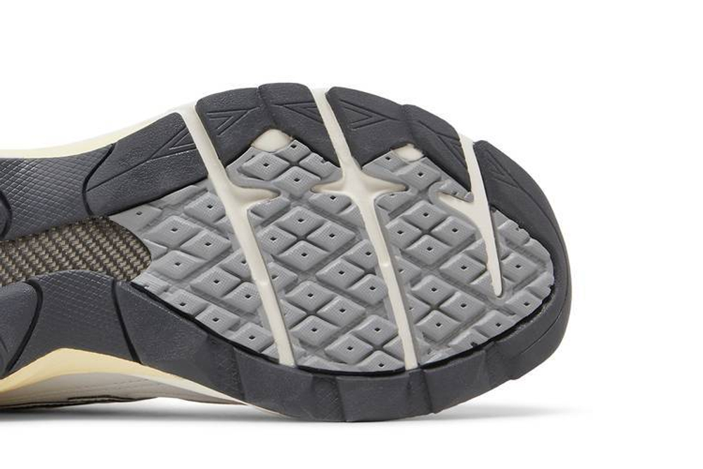 Кроссовки New Balance Teddy Madenb 990 V3