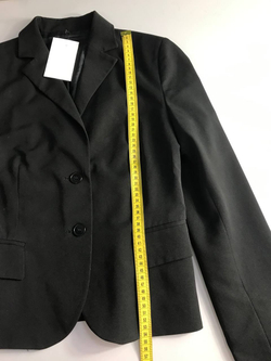 Жакет сдержанного кроя, визуально на 44 размер