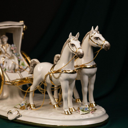 Винтаж: Фарфоровая мануфактура Capodimonte «Ландо с парой лошадей»