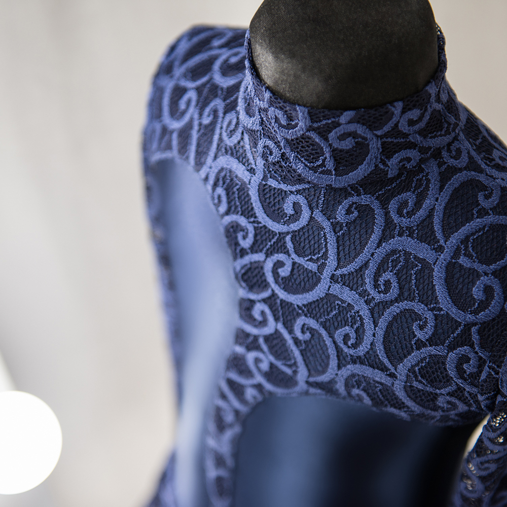 платье с аппликацией