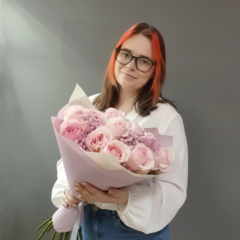 Букет из нежно-розовых роз с добавлением гипсофилы.