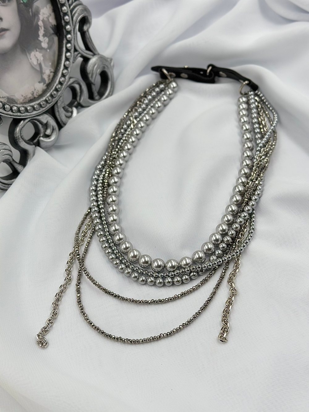 Колье "Glam" из серого жемчуга, венецианского стекла и гематита, застежка из натуральной кожи