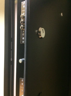 Входная металлическая дверь с зеркалом Лабиринт Classic (Классик) шагрень черная Зеркало 18 Сандал белый