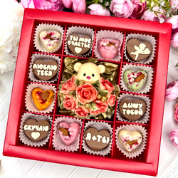 Шоколадный набор "Мишка с розами. Люблю тебя" и 12 конфет ручной работы