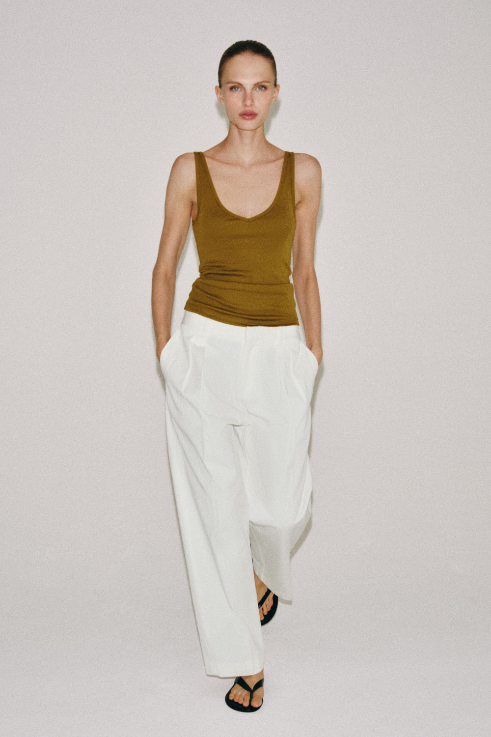 ZARA ХЛОПКОВЫЙ ТОП НА БРЕТЕЛЯХ, ЦВЕТ ОЛИВКОВОГО МАСЛА