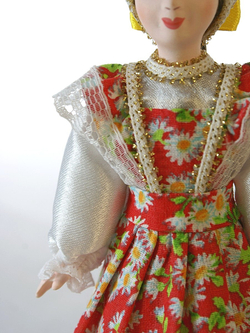 Кукла сувенирная фарфоровая. Россия. Девочка в цветном сарафане (стилизация).