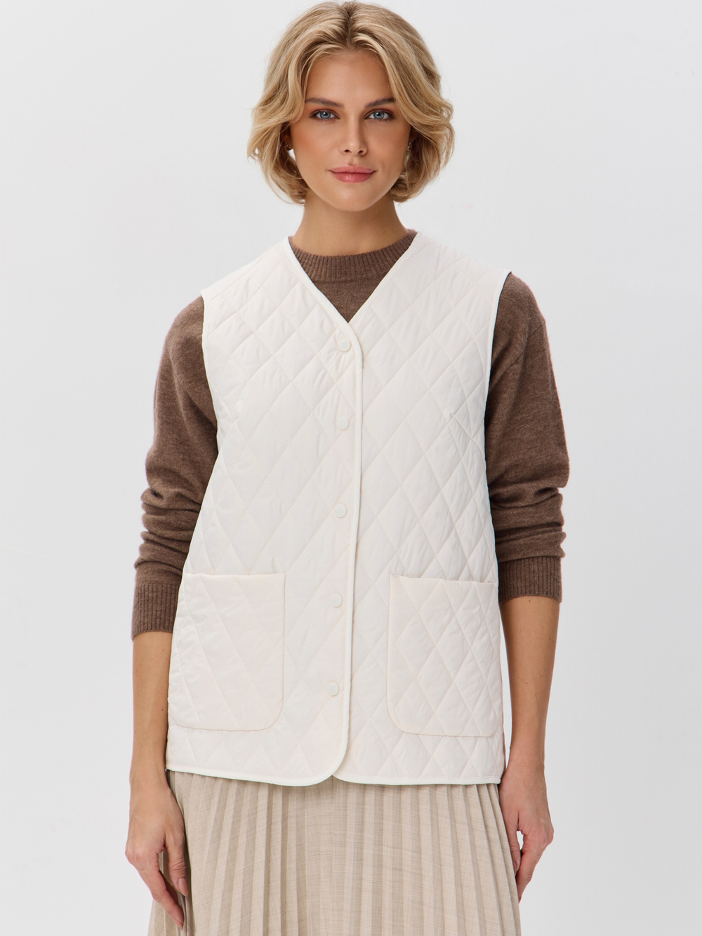 Легкий стеганый жилет с накладными карманами