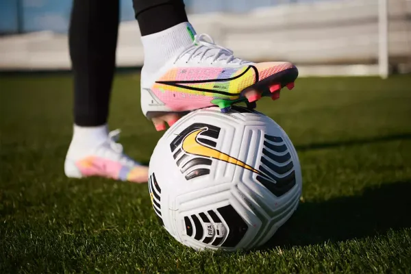 Подбираем бутсы Nike под стиль игры: Nike Mercurial