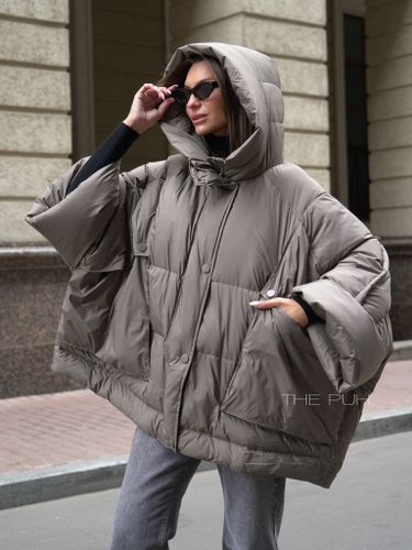 Объемный пуховик-накидка цвета капучино