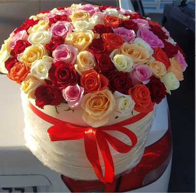 Шляпная коробка из 101 розы микс