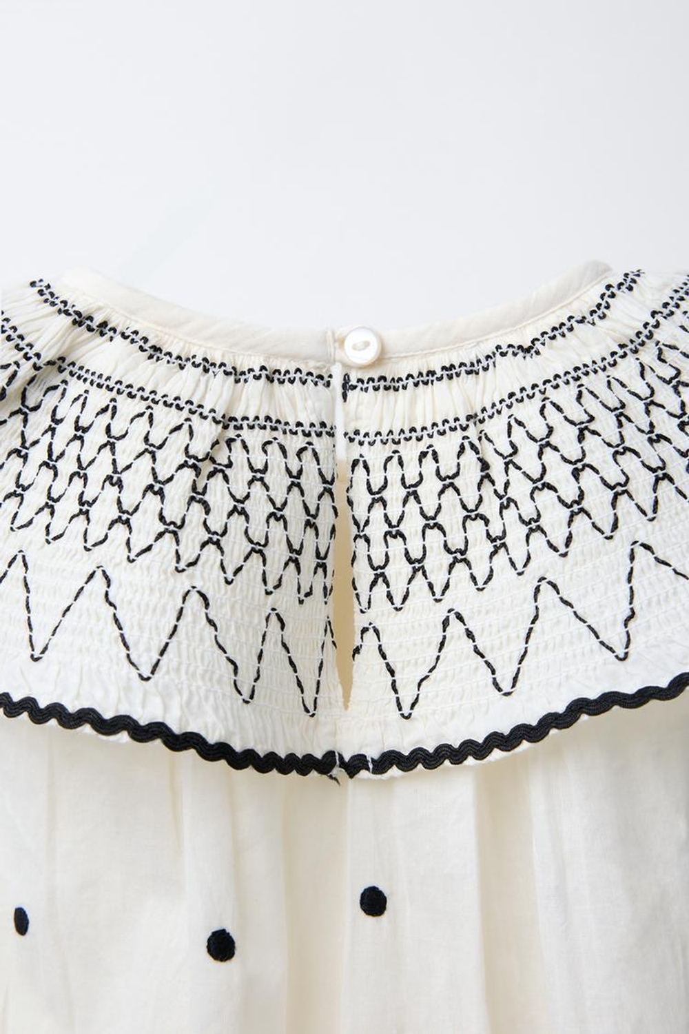 ZARA ПЛАТЬЕ С ВЫШИВКОЙ, ЖЕЛТОВАТО-БЕЛЫЙ