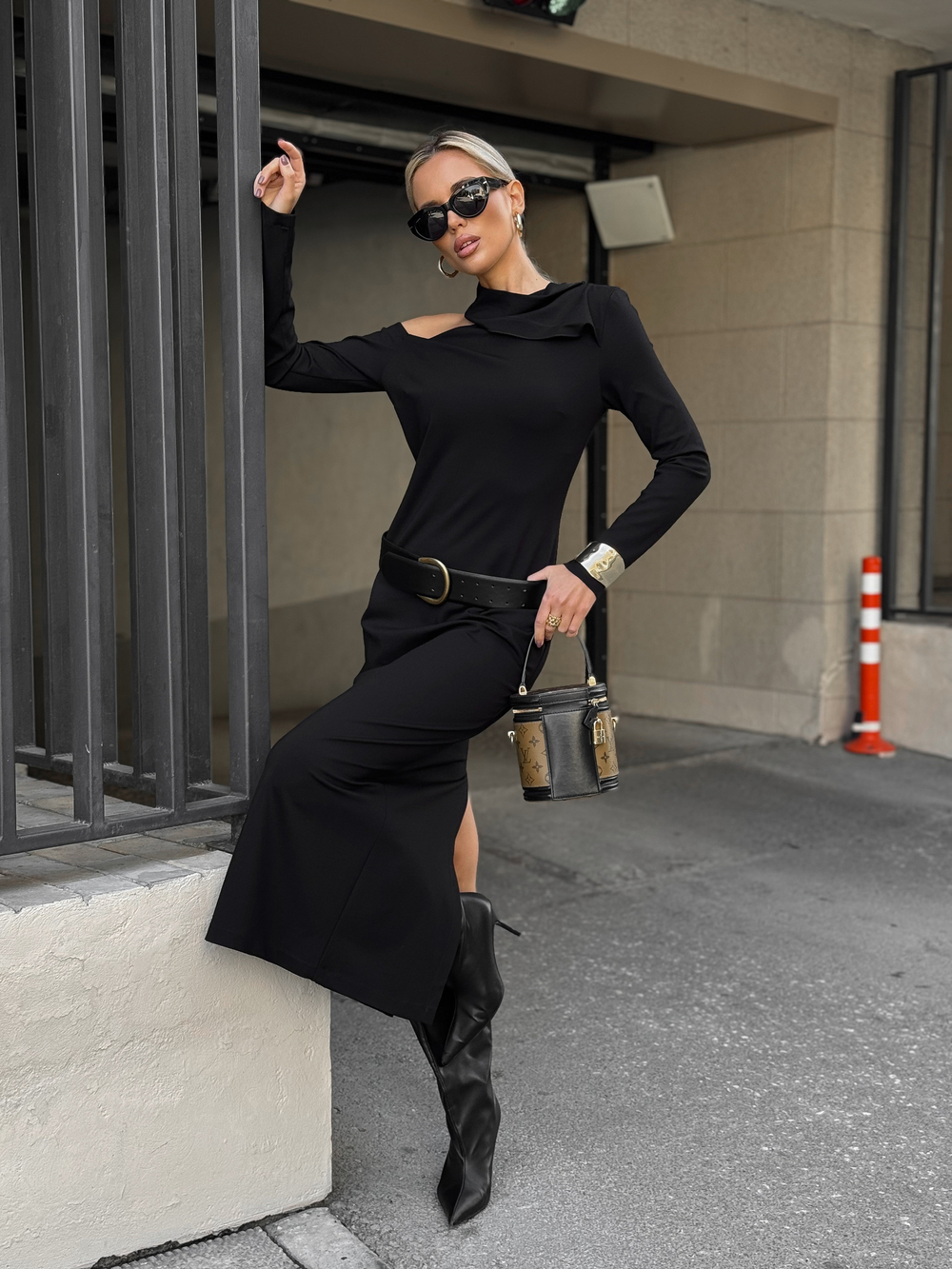 Платье в длине миди со спущенном плечом и воротником