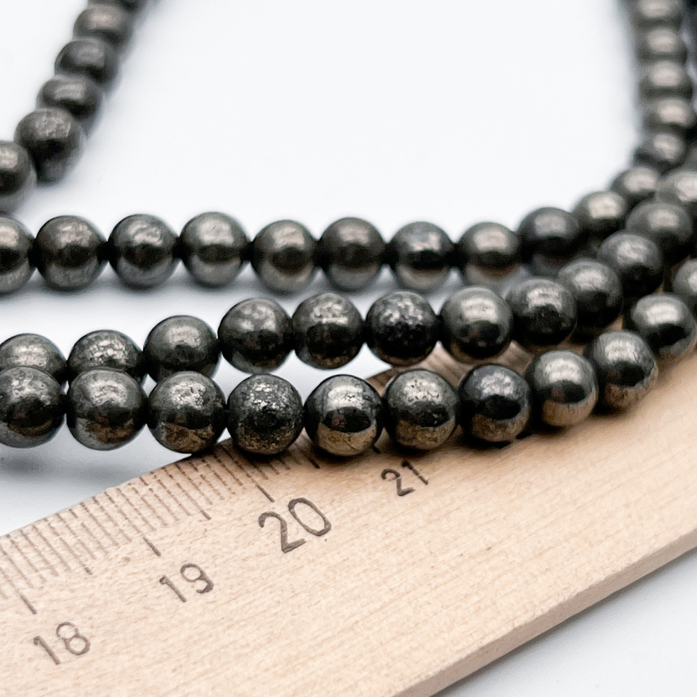 Пирит бусины, диаметр около 5,9-6,1 мм, цена за 31-32 шт (1/2 нити)