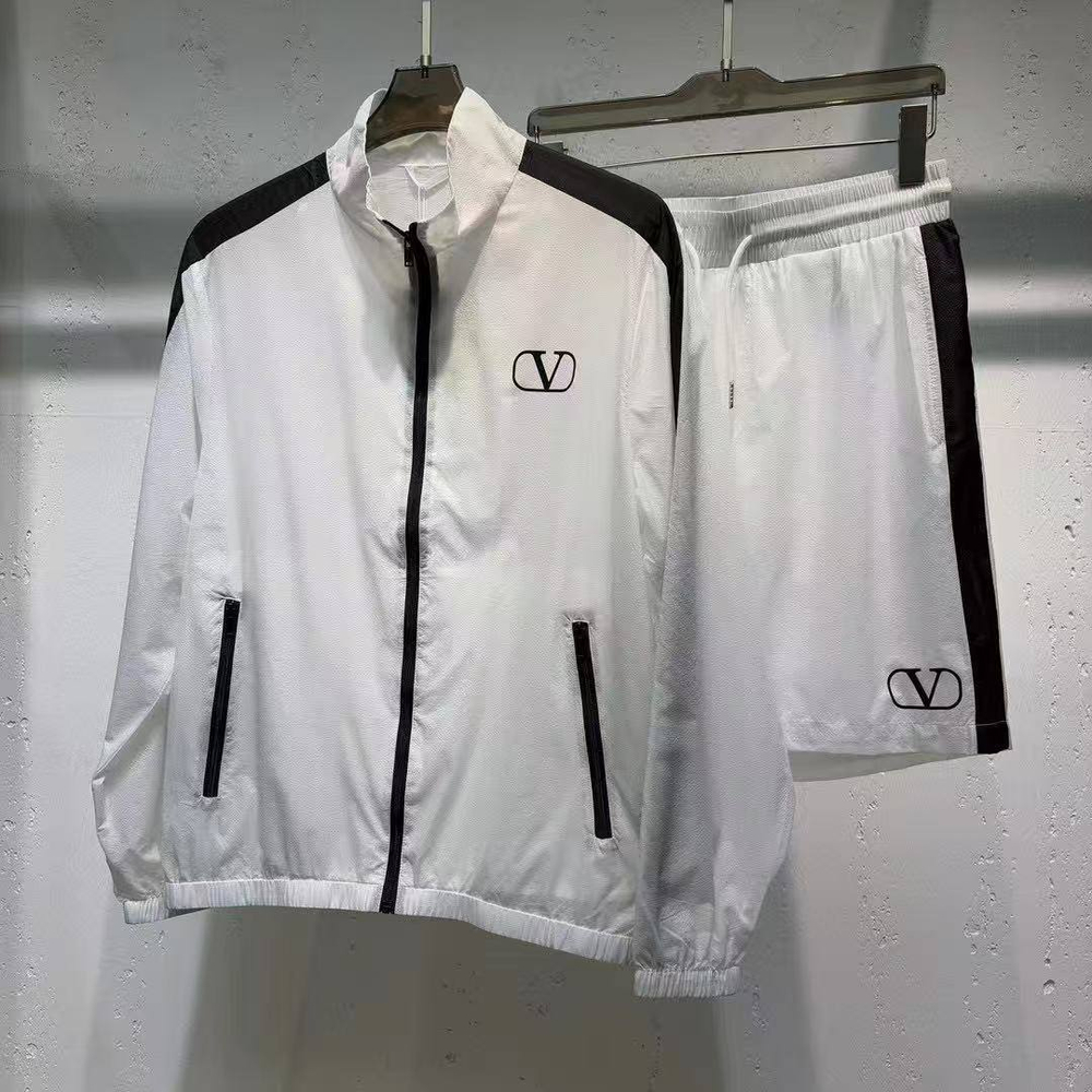 Прогулочный костюм Valentino