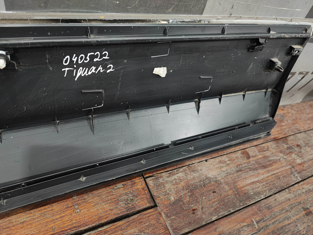 Накладка двери задней правой Volkswagen Tiguan 2 16-нв Б/У Оригинал 5NA854950AF