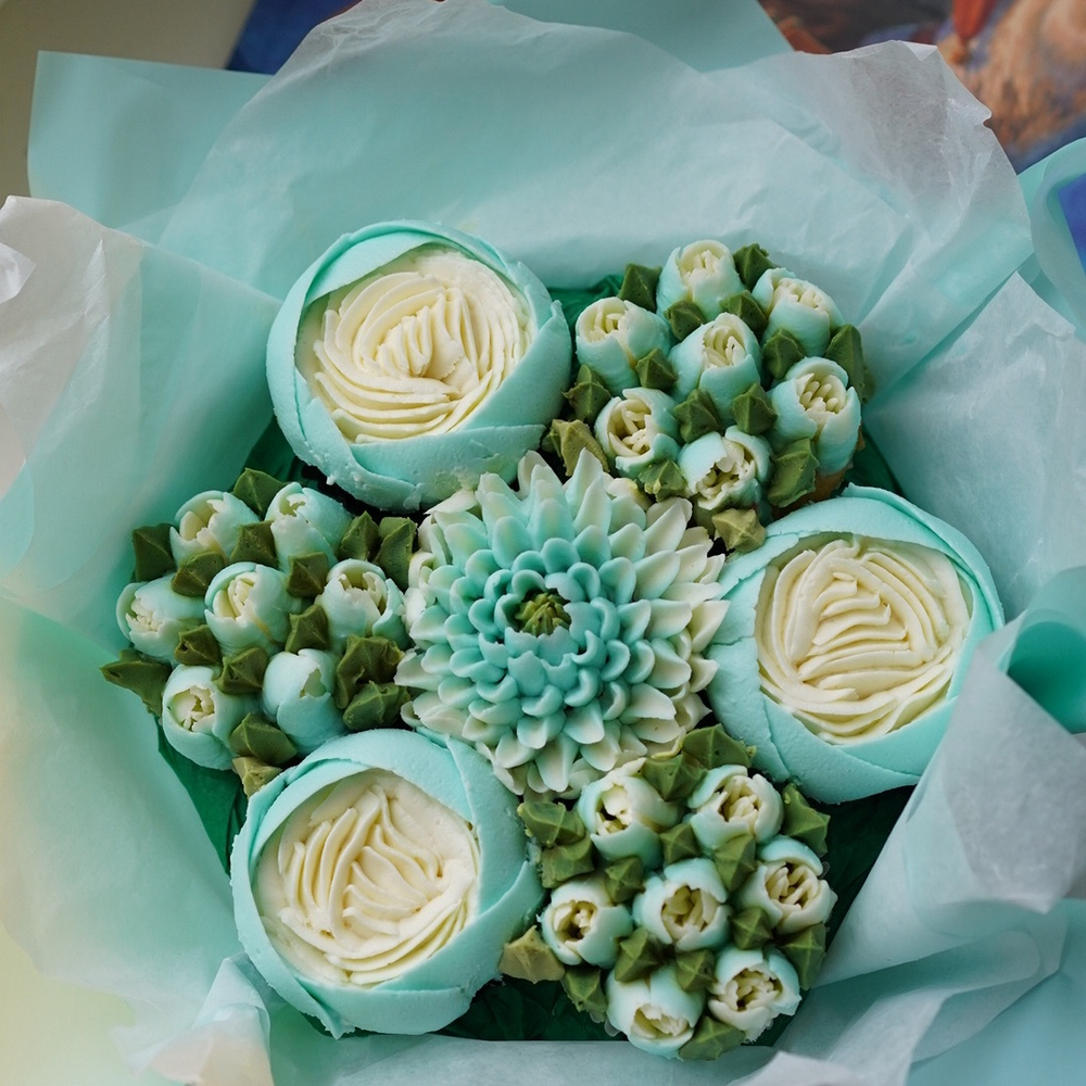Букет из 7 цветочных капкейков в изумрудной палитре