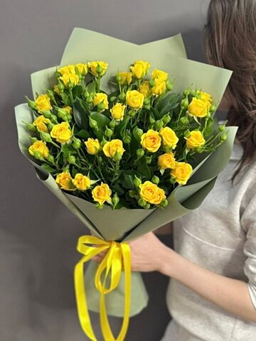 Букет из 7 кустовых роз "Yellow Babe"