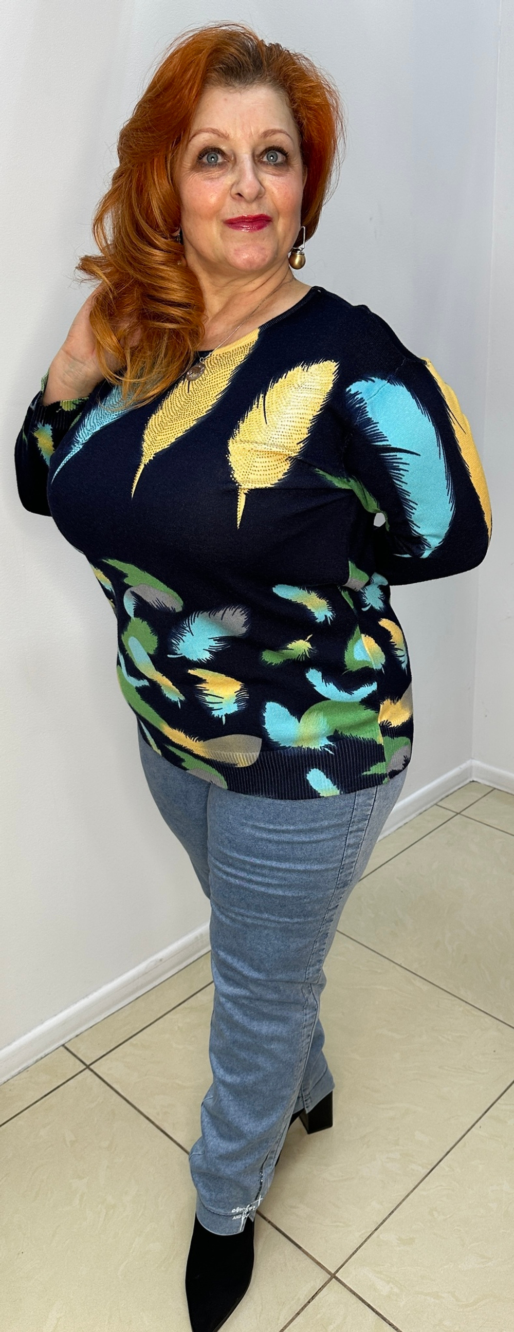 Джемпер с изображением цветных перьев