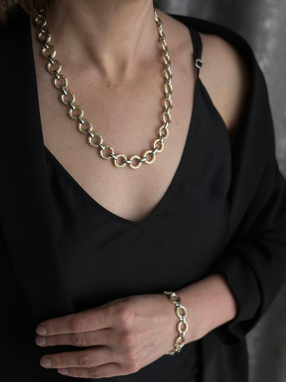 Колье цепь из круглых звеньев с насечками с глянцевыми перемычками, биколор золото и серебро